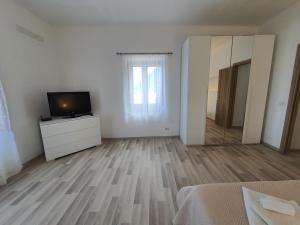 A television and/or entertainment centre at LAPALMAS Apartments - in centro a Malfa