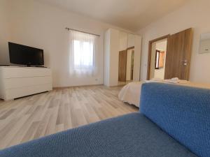 A television and/or entertainment centre at LAPALMAS Apartments - in centro a Malfa