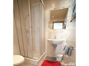 La salle de bains est pourvue d'une douche, d'un lavabo et de toilettes. dans l'établissement Alpenperle, à Ischgl