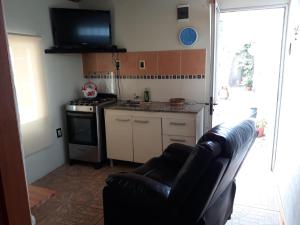 トリニダにあるExcelente apartamento céntrico con cochera.のキッチン(黒い革張りの椅子、コンロ付)