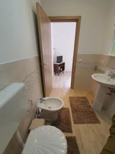 A bathroom at LAPALMAS Apartments - in centro a Malfa
