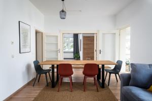 a dining room with a wooden table and chairs at Ruhig Hell Wohnen im Grünen füßläufig zum Wasser 25min bis Flughafen in Berlin