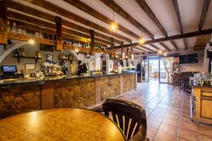 un bar con tavolo in legno in un ristorante di Hostal Rural Turre a Turre