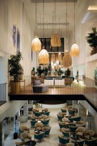 a lobby with chairs and tables and chandeliers at The Views Oasis in Caniço