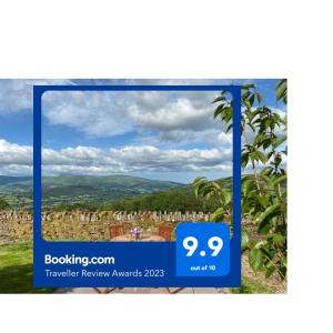 een screenshot van de prijzen voor reizende beoordelingen bij Pant Llwyd Farm in Llangynidr