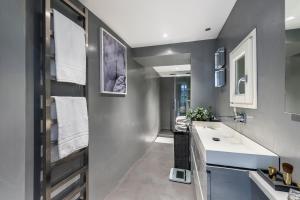 La salle de bains est pourvue d'un lavabo et d'un grand miroir. dans l'établissement Argentina Residenza Style Hotel, à Rome