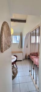 um quarto com uma escada e um quarto com uma cama em Studio équipé: TGV, RER, Paris, Saclay, ORLY em Massy
