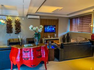 Uma TV ou centro de entretenimento em Hotel Piratininga Fernando Corrêa - Rondonópolis mais 38 fotos