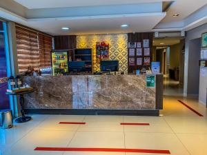 a lobby with a large marble counter in a store at Hotel Piratininga Fernando Corrêa - Rondonópolis in Rondonópolis