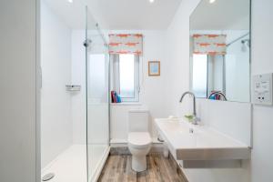 a bathroom with a toilet and a sink and a shower at ALTIDO Cosy 2 bed, 2 bath flat with terrace, close to Tower Bridge in London