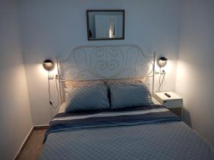 Schlafzimmer mit einem Bett und einem Wandspiegel in der Unterkunft Sunset and sea view, wifi and more in Aschkelon
