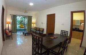 une salle à manger et un salon avec une table et des chaises dans l'établissement Spacious 3BR Oasis with Wi-Fi short Drive to Panjim & Casinos C1-101, à Panaji