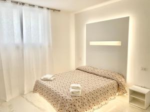 a bedroom with a bed with two towels on it at IL VIAGGIATORE RELAIS SUL MARE in Gaeta