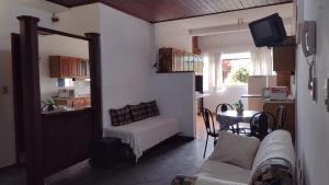 uma sala de estar com um sofá e uma mesa em Apartamento próximo aos principais pontos turísticos em Águas de Lindoia