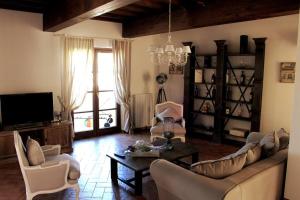 - un salon avec un canapé et une table dans l'établissement Al Conventaccio, à Bagni