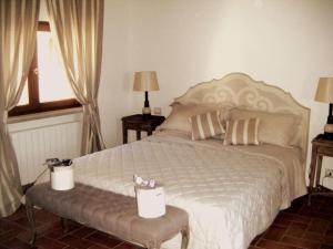 - une chambre avec un grand lit et une fenêtre dans l'établissement Al Conventaccio, à Bagni
