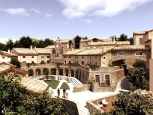 un groupe de personnes se tenant devant un village dans l'établissement Al Conventaccio, à Bagni