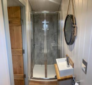 Koupelna v ubytování Springwood Shepherd Huts Glamping York