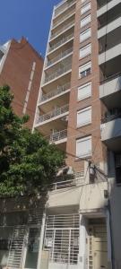 un edificio de apartamentos alto junto a un edificio en Moreno1300/9 en Rosario