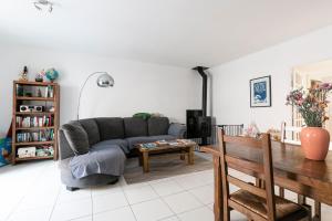 ein Wohnzimmer mit einem Sofa und einem Tisch in der Unterkunft il porto in Sète