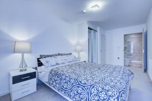 Postel nebo postele na pokoji v ubytování 2 bed 2 bath Modern Apartment in East Acton