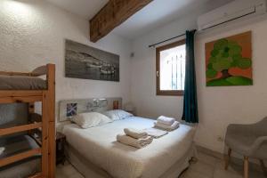 een slaapkamer met een bed met handdoeken erop bij il porto in Sète