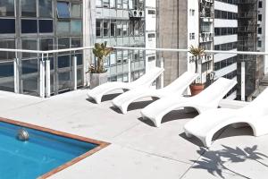 un grupo de sillas blancas sentadas en la parte superior de un edificio en BALC0511 Cómodo Monoambiente por San Telmo en Buenos Aires