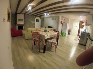 トリエステにあるCasa Vacanze Rubinoのリビングルーム(テーブル、椅子、ソファ付)