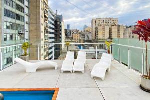 balcón con sillas blancas y vistas a la ciudad en BALC0511 Cómodo Monoambiente por San Telmo en Buenos Aires