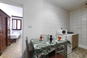 uma pequena cozinha com uma mesa e um micro-ondas em San Stae Apartment WIFI AC em Veneza