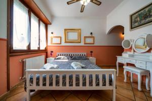 sypialnia z łóżkiem, komodą i lustrami w obiekcie Le Palme w mieście Ospedaletti