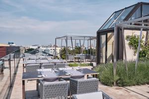restauracja ze stołami i krzesłami na dachu w obiekcie Hotel Monopol we Wrocławiu