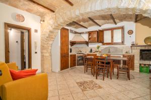 uma cozinha e sala de jantar com mesa e cadeiras em La Casa dell' Etrusco em Tarquinia