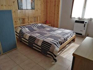 Tempat tidur dalam kamar di Casa vacanza Miralago