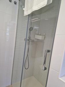 W łazience znajduje się prysznic ze szklanymi drzwiami. w obiekcie La Casita de la Charca w mieście Melenara