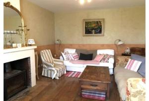 ein Wohnzimmer mit einem Sofa und einem Kamin in der Unterkunft 5 Bedroom Villa, La Bastide d'Anjou, Occitanie in Airoux