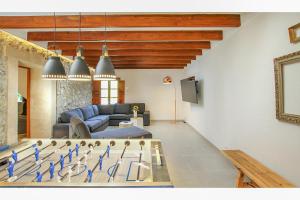 Pollensa - 35268 Mallorca في بوينسا: غرفة معيشة مع لعبة تنس طاولة كبيرة