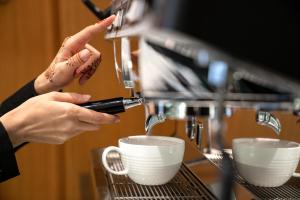 Jouri a Murwab hotel Doha的咖啡和沏茶工具