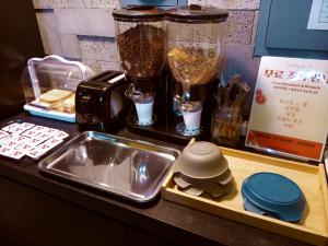 encimera de cocina con fregadero y licuadora en No25 Hotel Yeonsan en Busan