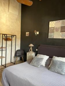 Postel nebo postele na pokoji v ubytování Maison d'hôtes Bastide St Victor à 2,5 kilomètres de Lourmarin