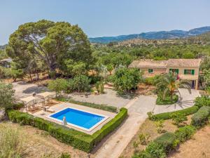 eine Luftansicht eines Hauses mit Pool in der Unterkunft Binissalem - 35239 Mallorca in Binissalem