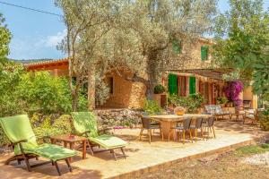 ビニサレムにあるBinissalem - 3523-90 Mallorcaの家の前にテーブルと椅子が置かれたパティオ