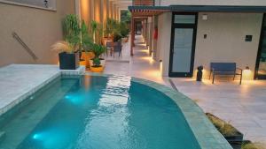 una piscina en medio de una casa en Ferrol Apart Hotel en Funes