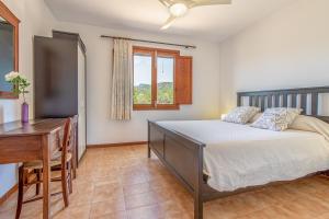 Schlafzimmer mit einem Bett, einem Schreibtisch und einem Tisch in der Unterkunft Binissalem - 35239 Mallorca in Binissalem
