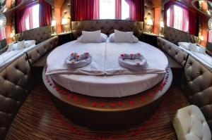 two beds in the middle of a train bedroom at Hotel Corvin in Gyula +16 photos