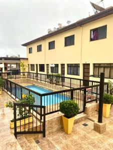 an image of a swimming pool at a hotel at Villagio em Bertioga in Bertioga