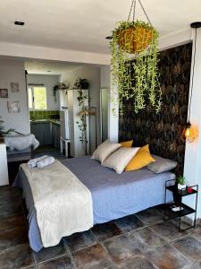 Un dormitorio con una cama grande y una lámpara de araña. en Sunshine loft, en Gran Alacant