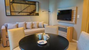 un soggiorno con tavolo e divano di Ferrol Apart Hotel a Funes