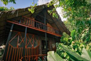 Casa en un árbol con balcón y árboles en Maloka Napü - Ecodestinos, en Puerto Nariño