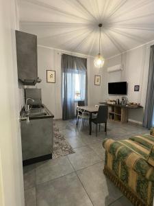 salon z kuchnią i jadalnią w obiekcie Casa D10S Napoli centro quartieri spagnoli w mieście Neapol